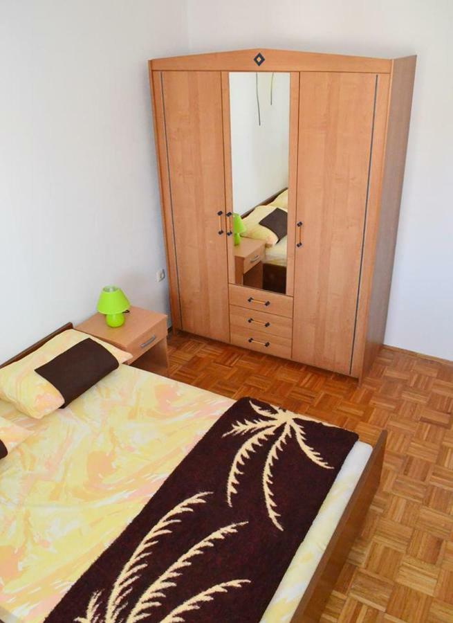 Apartman Rosa Pirovac Buitenkant foto